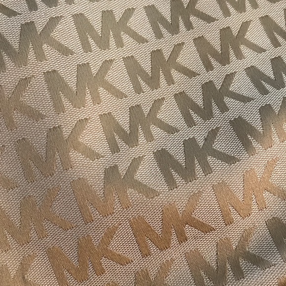 Michael Kors Jet Setter Purse - Picture 14 of 14